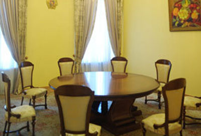 meetings with the dignitaries from abroad take place in this Hall. 