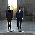 Президент Серж Саргсян  вместе с прибывшим в Армению с государственным визитом Президентом Французской Республики Николя Саркози после возложения венков к мемориалу, увековечивающему память жертв Геноцида армян