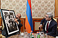 На встрече с Президентом Сержем Саргсяном всемирно известный фотограф армянской национальности Ара Гюлер дарит Президенту одну из своих фотографий