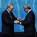 Президент Серж Саргсян на пленарном заседании 20-го Конгресса Европейской народной партии (ЕНП) получает значок членства в партии из рук Председателя ЕНП Вильфрида Мартенса– 07.12.2011