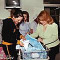 Առաջին տիկին Ռիտա Սարգսյանը Մայրության եւ գեղեցկության օրվա կապակցությամբ շրջայց է կատարել Երեւանի բոլոր ծննդատներում: Նա 200 նորածինների նվիրել է Մայր Աթոռ Սբ Էջմիածնում օրհնված խաչեր եւ "Մանուկների Աստվածաշունչ": Հանրապետության Առաջին տիկնոջն 