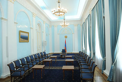 All kinds of meetings, consultations, discussions, and press conferences take place in this Hall. 