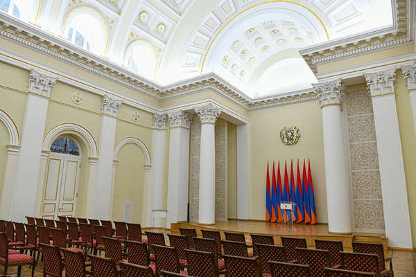 в этом зале проводятся официальные и праздничные приемы от имени Президента Республики Армения, государственные и официальные обеды, а также организуются церемонии награждения и пресс-конференции. В рамках Президентских инициатив этот зал также служит местом проведения концертов. 