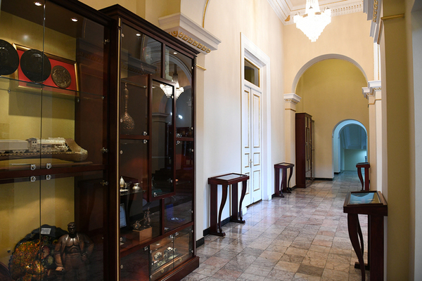 the entry way of the central entrance to the Presidential Palace. Presents from the presidents and dignitaries of foreign states are on display here.