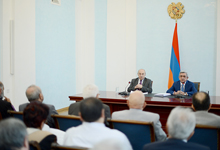 Президент Серж Саргсян провел встречу с членами Общественного совета