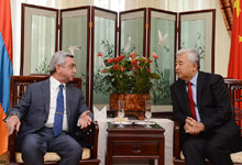 Президент Серж Саргсян посетил посольство КНР в Армении и поздравил с национальным праздником страны