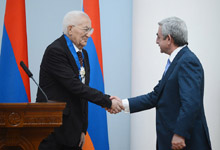 Президент Серж Саргсян наградил выдающегося государственного деятеля Владимира Мовсисяна Орденом Почета