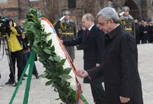 Президенты Серж Саргсян и Владимир Путин в Гюмри возложили венок к мемориалу памяти жертв землетрясения