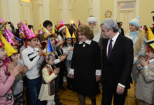 Ամանորի և Սուրբ Ծննդյան տոների առթիվ, Նախագահ Սերժ Սարգսյանը և տիկին Ռիտա Սարգսյանը հյուրընկալել են մայրաքաղաքի և մարզերի բազմաթիվ երեխաների