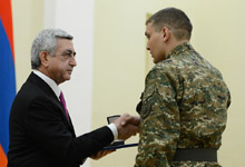 По случаю Дня Армии группа военнослужащих и азатамартиков удостоилась высоких государственных наград РА