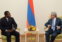 
Президенту вручил верительные грамоты новоназначенный посол Бенина в Армении