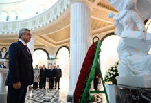 Президент Серж Саргсян воздал дань уважения памяти Туркменбаши