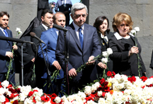 В Цицернакаберде Президент Серж Саргсян воздал дань уважения памяти жертв Геноцида армян