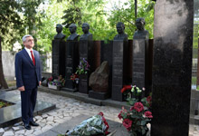 Президент Серж Саргсян в Москве воздал дань уважения памяти Ованнеса Исакова и Амазаспа Бабаджаняна