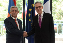 По случаю Национального праздника Франции Президент посетил посольство Франции в Армении