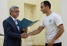 Президент Серж Саргсян встретился со стипендиатами фонда «Луйс»