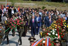 В Степанакерте Президент Серж Саргсян воздал дань уважения памяти павших за независимость Арцаха сынов армянского народа