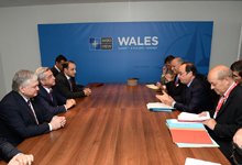 
Президент Серж Саргсян в Ньюпорте встретился с Президентом Франции Франсуа Олландом