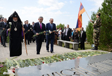 President Serzh Sargsyan visited the Erablur Military Pantheon