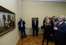 
Президент присутствовал на открытии выставки работ художника Теодора Аксентовича