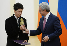 Президент Серж Саргсян принял студентов и учащихся, удостоившихся образовательных наград Президента РА за 2014 год в сфере ИТ