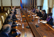 Серж Саргсян принял возглавляемую Председателем НС НКР делегацию