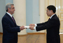 China’s newly-appointed ambassador to Armenia presents his credentials to President