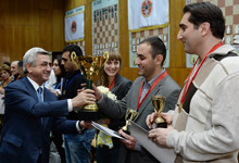 Серж Саргсян принял участие в закрытии турнира по быстрым шахматам по программе 12-х традиционных игр РПА