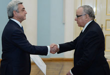 
Президенту вручил верительные грамоты новоназначенный посол Алжира в Армении