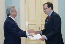 Newly-appointed US Ambassador to Armenia Richard Mills hands over his credentials to President