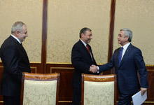 
Президент Серж Саргсян встретился с представителями партии «Армянское общенациональное движение»