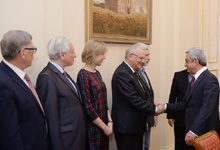 President hosts representatives from governing bodies of a series of leading media outlets