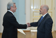 
Argentina’s newly-appointed ambassador to Armenia presents his credentials to President