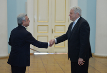 Newly-appointed South African ambassador to Armenia presents his credentials to president 