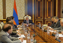 President holds consultation with government officials in charge of economic policy