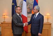 По случаю национального праздника Франции Президент посетил посольство Франции в Армении