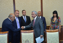 Президент Серж Саргсян провел встречу с представителями партии «Процветающая Армения»