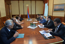 Նախագահ Սերժ Սարգսյանը հանդիպում է ունեցել Վերակազմյալ սոցիալ-դեմոկրատ հնչակյան կուսակցության ներկայացուցիչների հետ