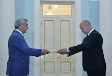 The newly-appointed Ambassador of Belarus to Armenia presents his credentialss to the President