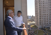 Նախագահը ներկա է գտնվել երիտասարդ գիտնականների և ստեղծագործական միությունների անդամների համար կառուցված բնակելի համալիրի բացմանը