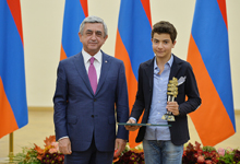 Президент Серж Саргсян принял студентов и учащихся, удостоившихся образовательных наград Президента РА в сфере ИТ за 2015 год