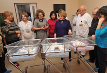 Рита Саргсян навестила родившиеся в Ереване две тройни