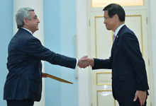 The newly appointed Ambassador of Korea presented his credentials to the President