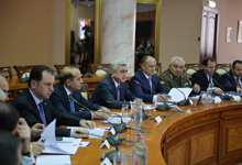 Президент Серж Саргсян провел совещание в Министерстве обороны