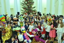  В резиденции Президента по случаю праздников Нового года и Рождества начались организованные для детей праздничные мероприятия