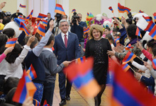  Президент Серж Саргсян и госпожа Рита Саргсян по случаю наступающих праздников в резиденции Президента приняли многочисленных детей
