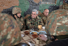 По случаю праздников Нового года и Рождества Серж Саргсян посетил один из пограничных оборонительных участков Армении