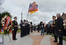  Президент в штате Массачусетс посетил Старую северную церковь и Сквер армянского наследия
Находящийся с рабочим ви