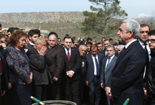  Նախագահը &laquo;Եռաբլուր&raquo; պանթեոնում մասնակցել է հետախույզ-գնդացրորդ Սասուն Մկրտչյանի հուղարկավորությանը