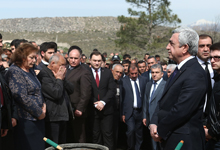 At Erablur pantheon, President participated at the funeral services of the scout-gunner Sasoun Mkrtchian
